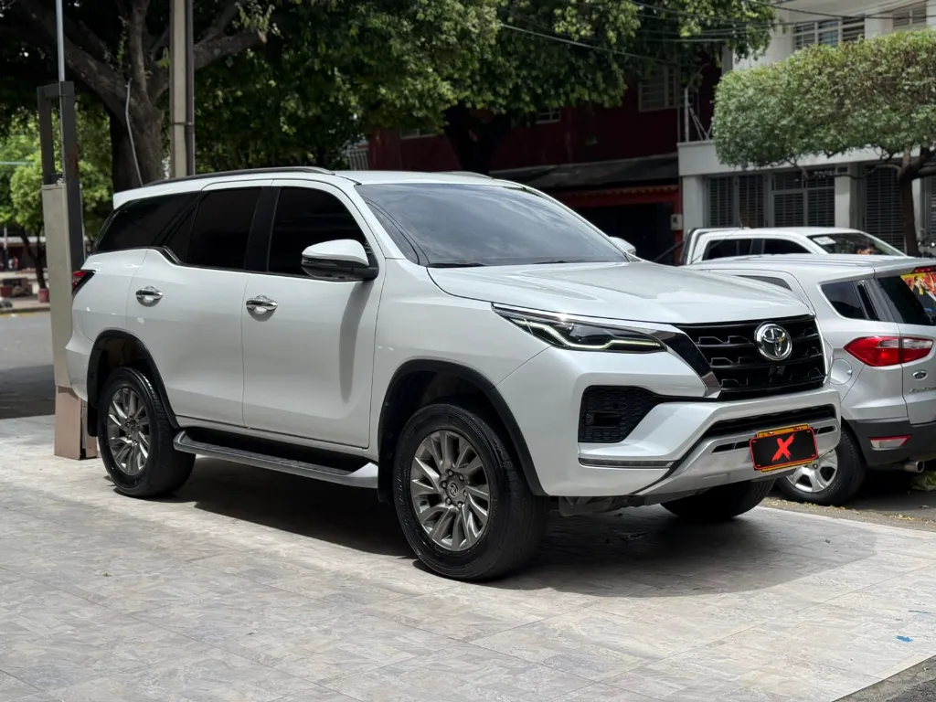 TOYOTA FORTUNER SRV 2.7 GASOLINA 2024  (3).webp
