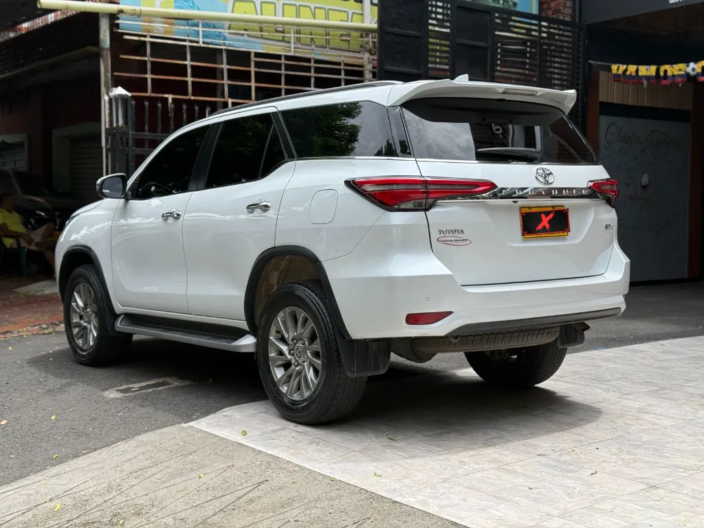 TOYOTA FORTUNER SRV 2.7 GASOLINA 2024  (4).webp