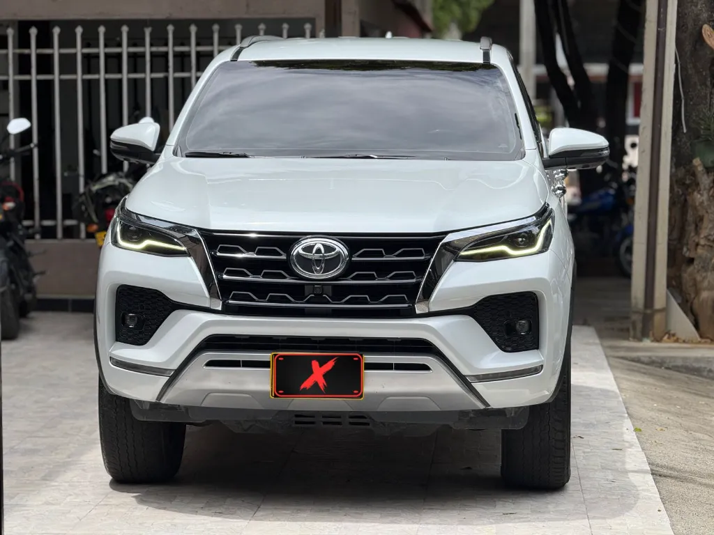 TOYOTA FORTUNER SRV 2.7 GASOLINA 2024  (2).webp
