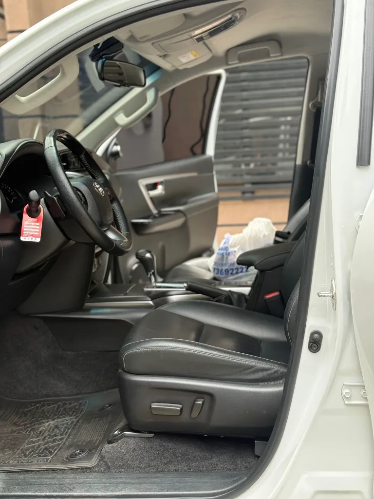 TOYOTA FORTUNER SRV 2.7 GASOLINA 2024  (10).webp