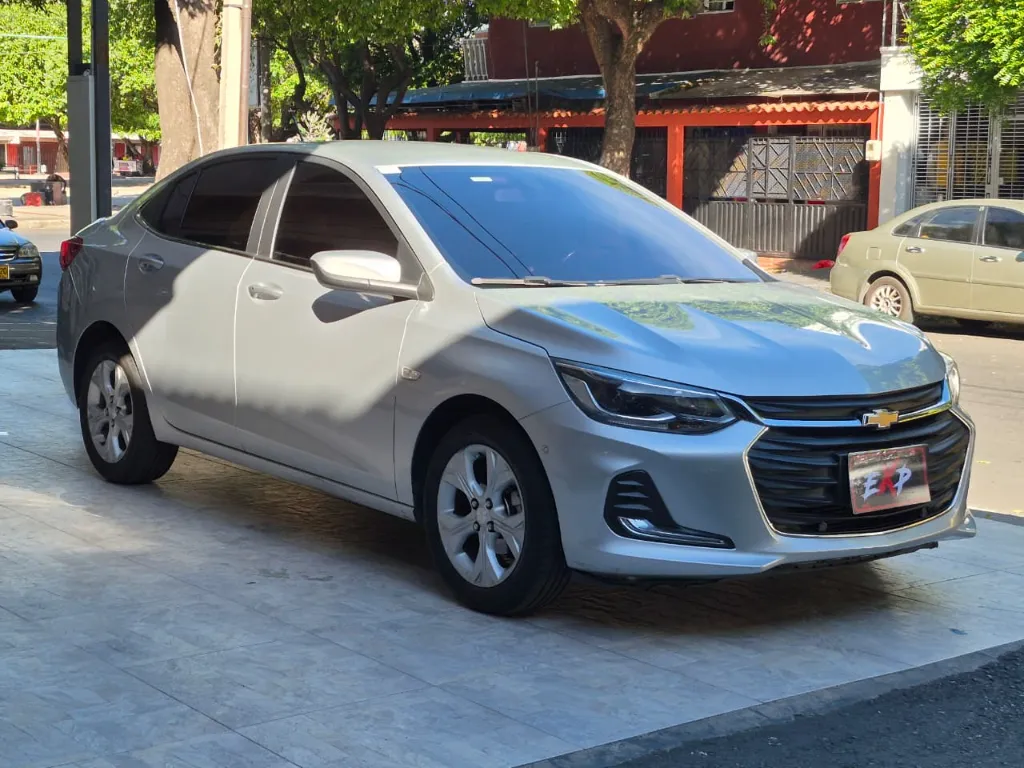 CHEVROLET ONIX PREMIER AUT (3).webp