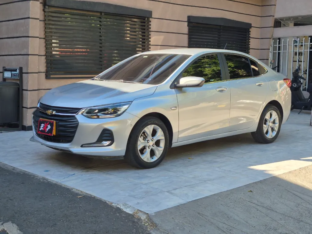 CHEVROLET ONIX PREMIER AUT (1).webp