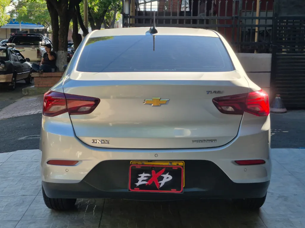 CHEVROLET ONIX PREMIER AUT (6).webp