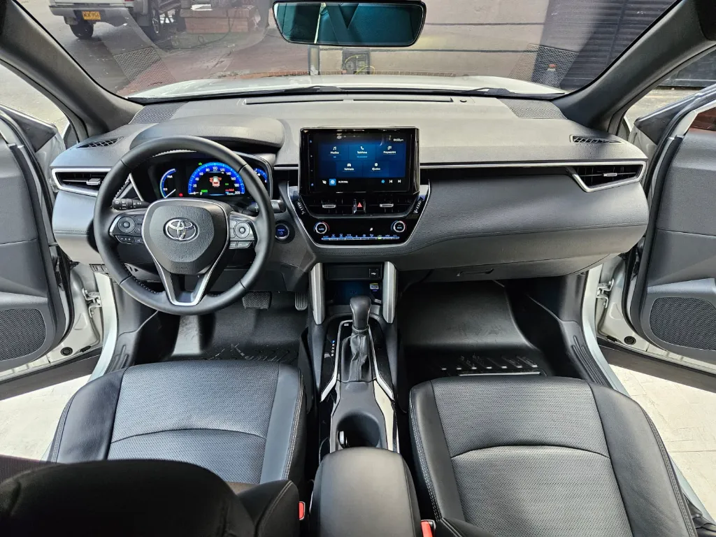 TOYOTA COROLLA CROSS SEG HYBRID 2023 (10).webp