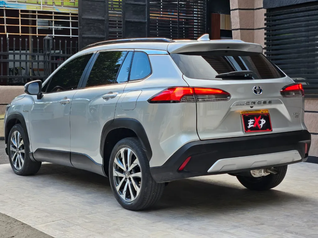TOYOTA COROLLA CROSS SEG HYBRID 2023 (4).webp