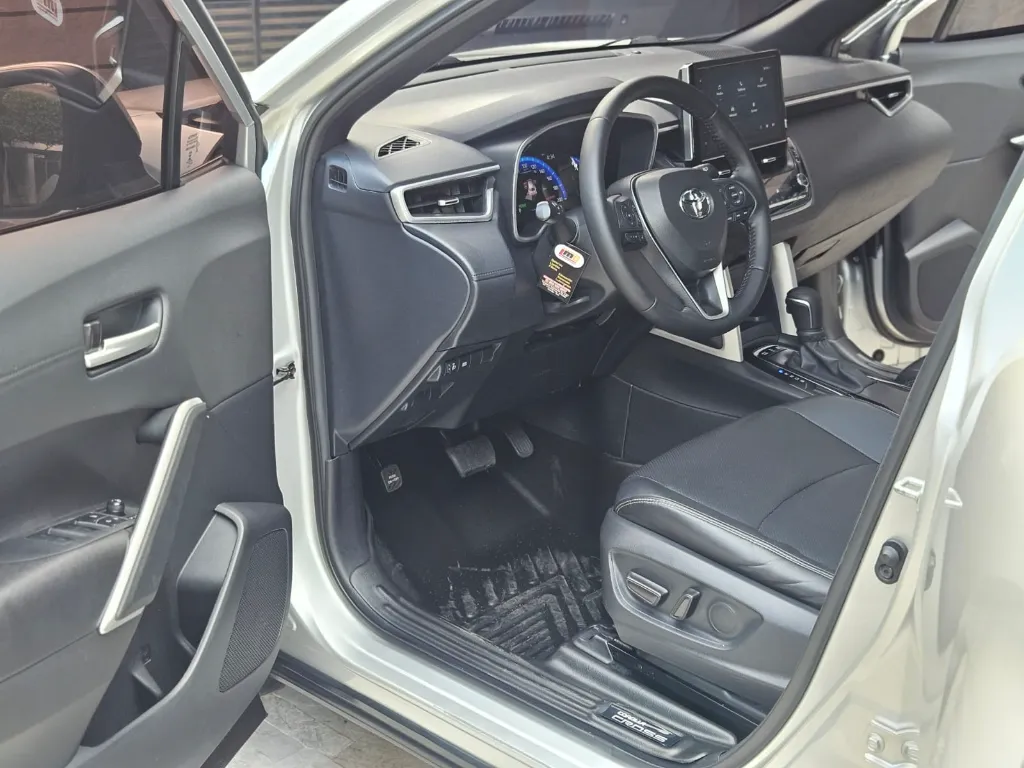 TOYOTA COROLLA CROSS SEG HYBRID 2023 (17).webp
