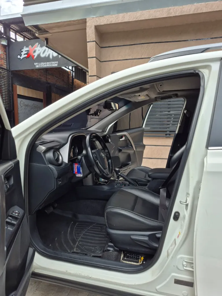 TOYOTA RAV4 STREET 2017 (12).webp