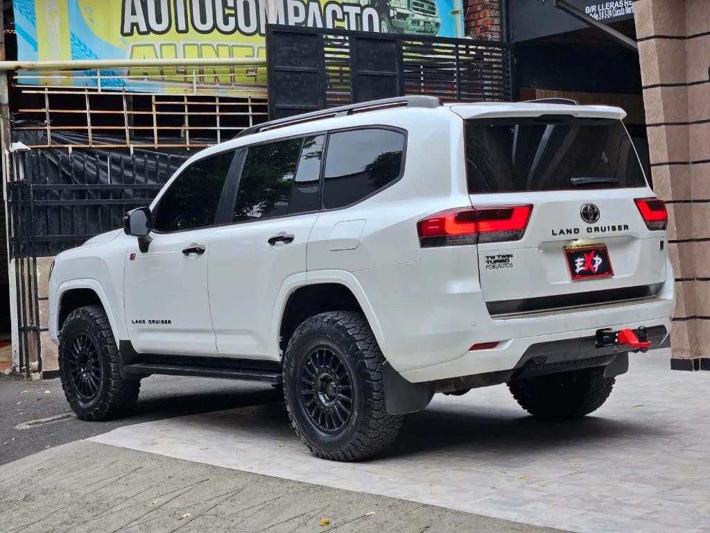 TOYOTA LAND CRUISER 300 GR 2023