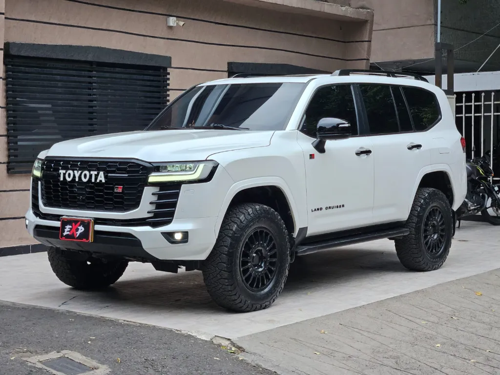 TOYOTA LAND CRUISER 300 GR 2023