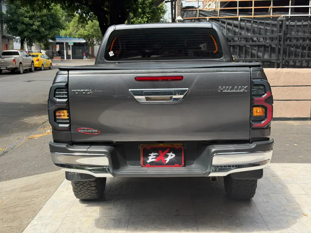 TOYOTA HILUX SR 2.7 GASOLINA 4X4 2025 (5).webp