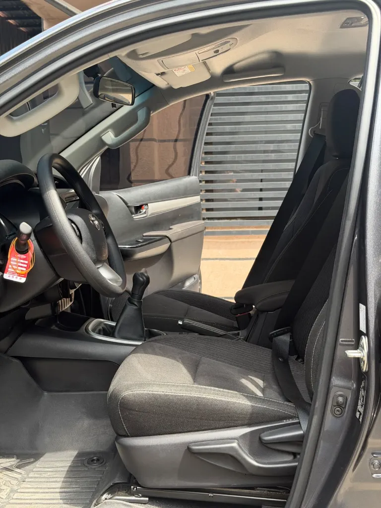 TOYOTA HILUX SR 2.7 GASOLINA 4X4 2025 (7).webp