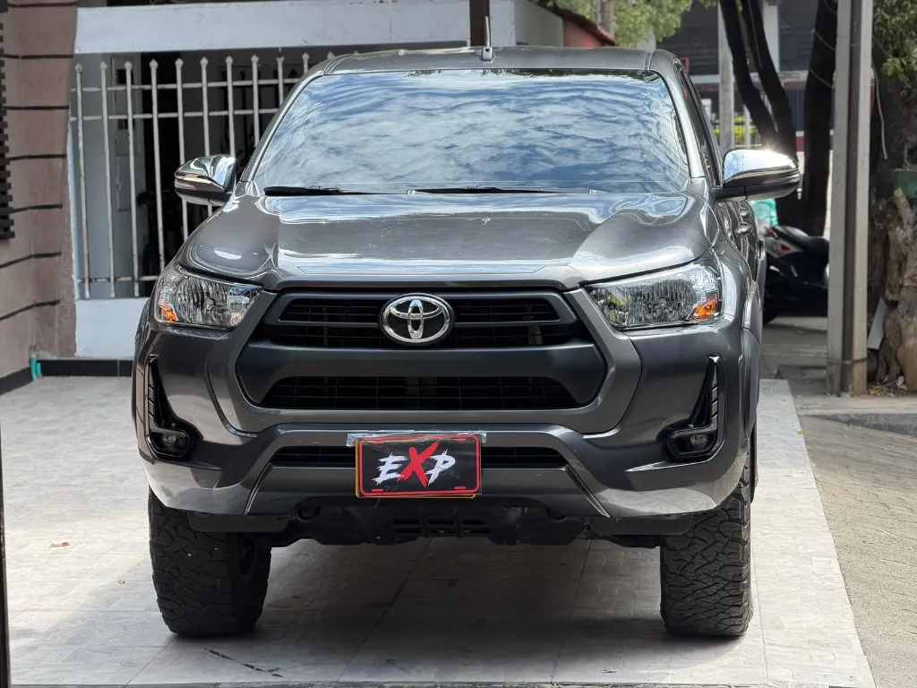 TOYOTA HILUX SR 2.7 GASOLINA 4X4 2025 (2).webp