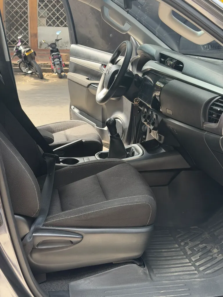 TOYOTA HILUX SR 4X4 2025