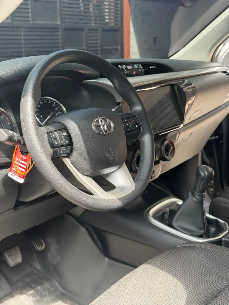 TOYOTA HILUX SR 4X4 2025