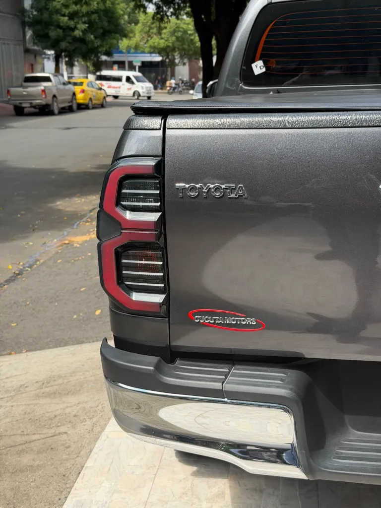 TOYOTA HILUX SR 2.7 GASOLINA 4X4 2025 (24).webp
