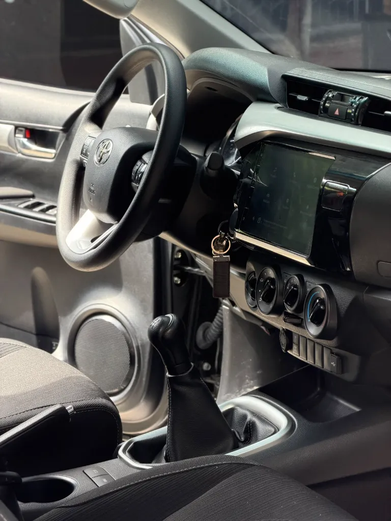 TOYOTA HILUX SR 2.7 GASOLINA 4X4 2025 (10).webp