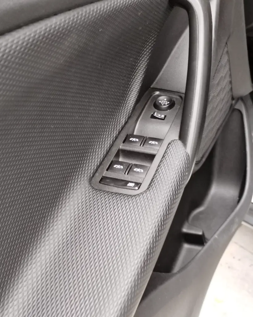 CHEVROLET TRACKER TURBO LS MT 2022 (9).webp