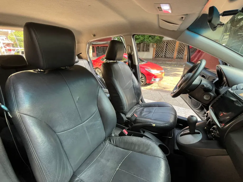 MAZDA 2 HACTH BACK AUTOMÁTICO MOD 2014 (15).webp