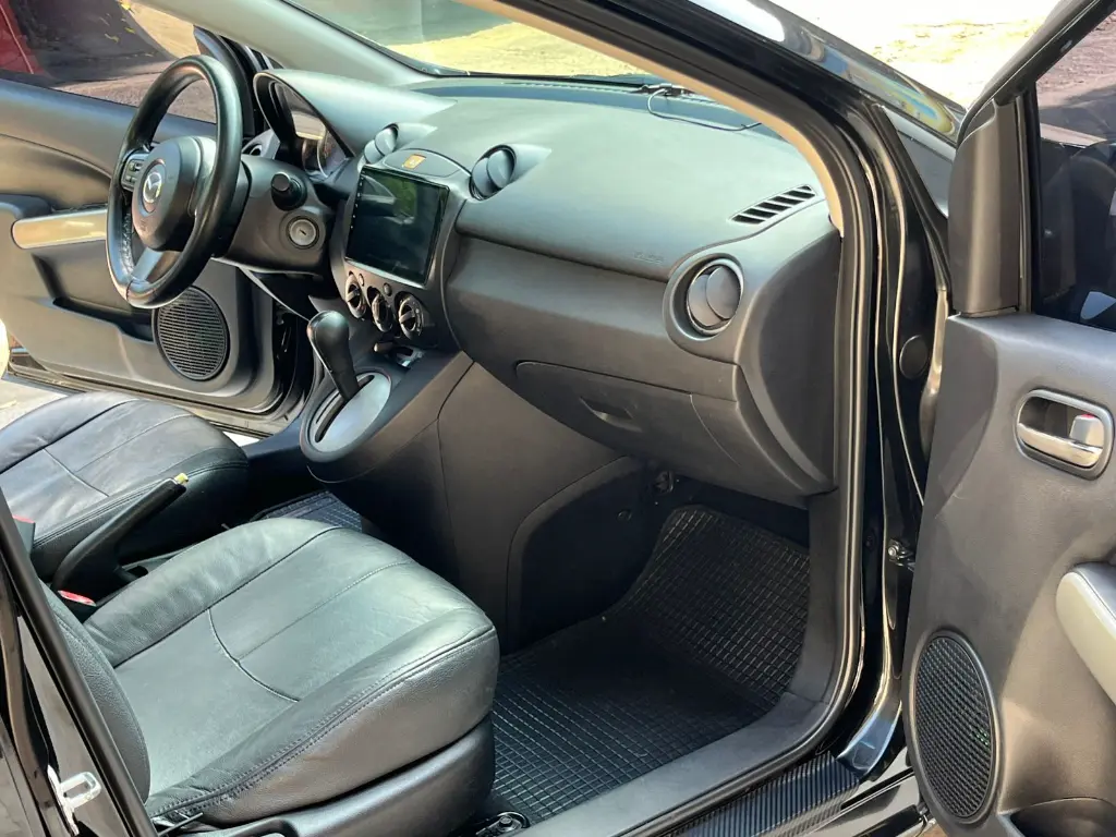 MAZDA 2 HACTH BACK AUTOMÁTICO MOD 2014 (12).webp
