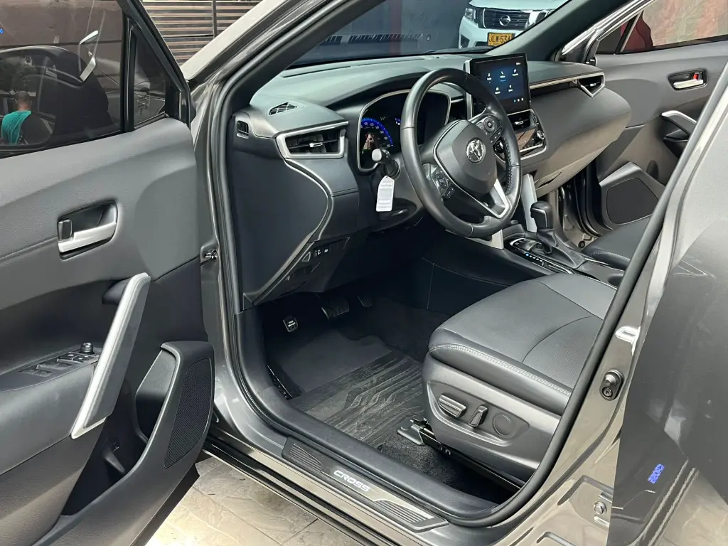 TOYOTA COROLLA CROSS HYBRID MOD 2024  (15).webp