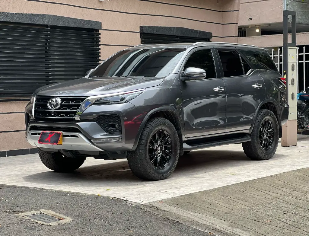 TOYOTA FORTUNER SRV 2.7 GASOLINA 2022 (1).webp