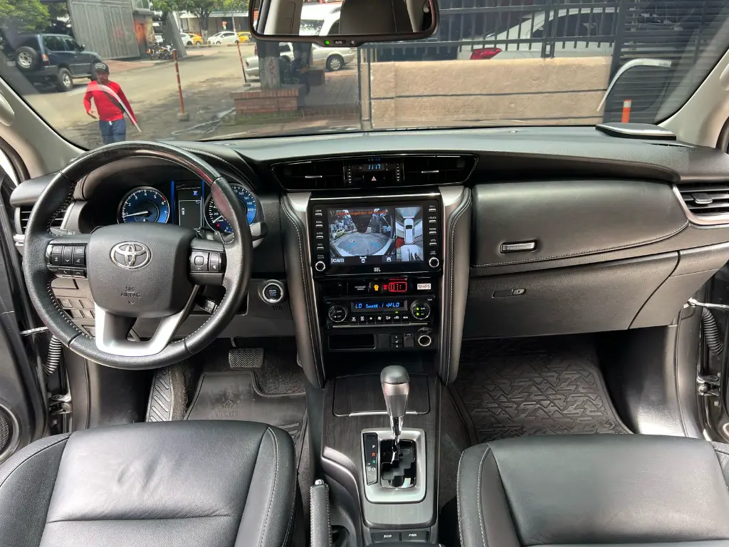 TOYOTA FORTUNER SRV 2.7 GASOLINA 2022 (12).webp