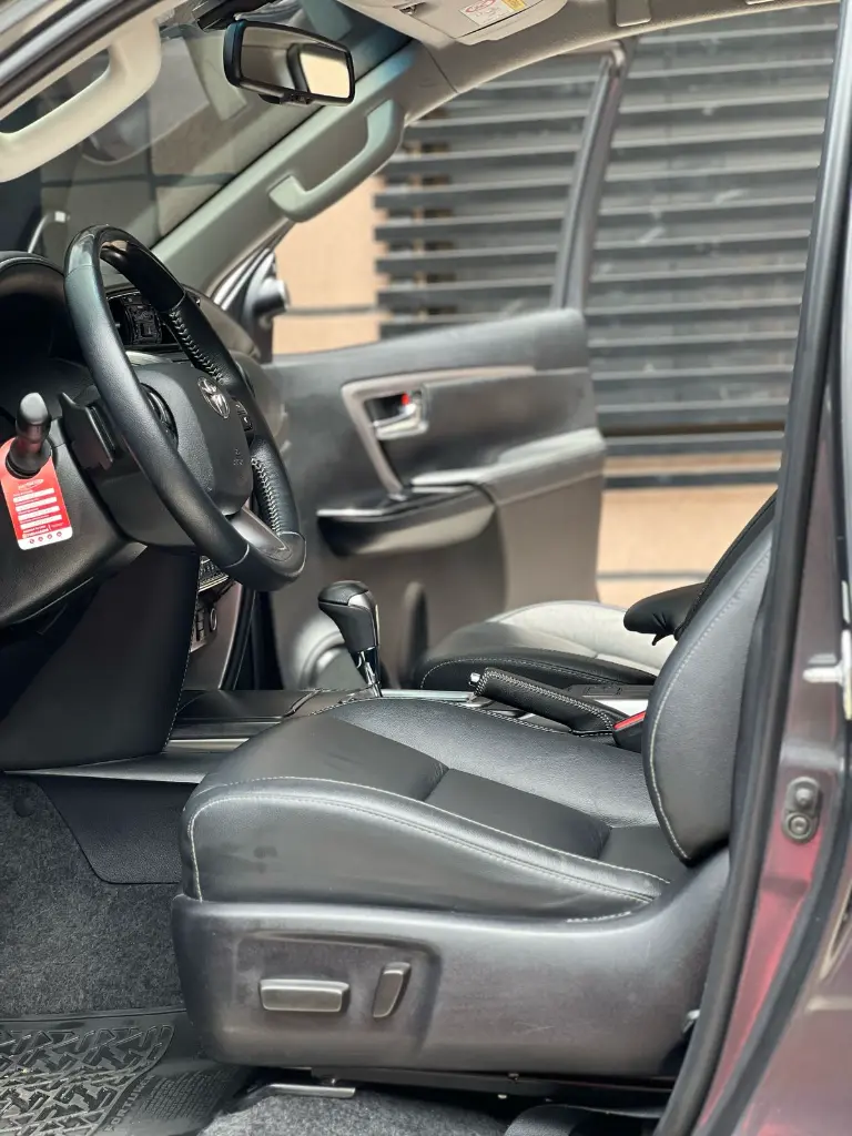 TOYOTA FORTUNER SRV 2.7 GASOLINA 2022 (7).webp