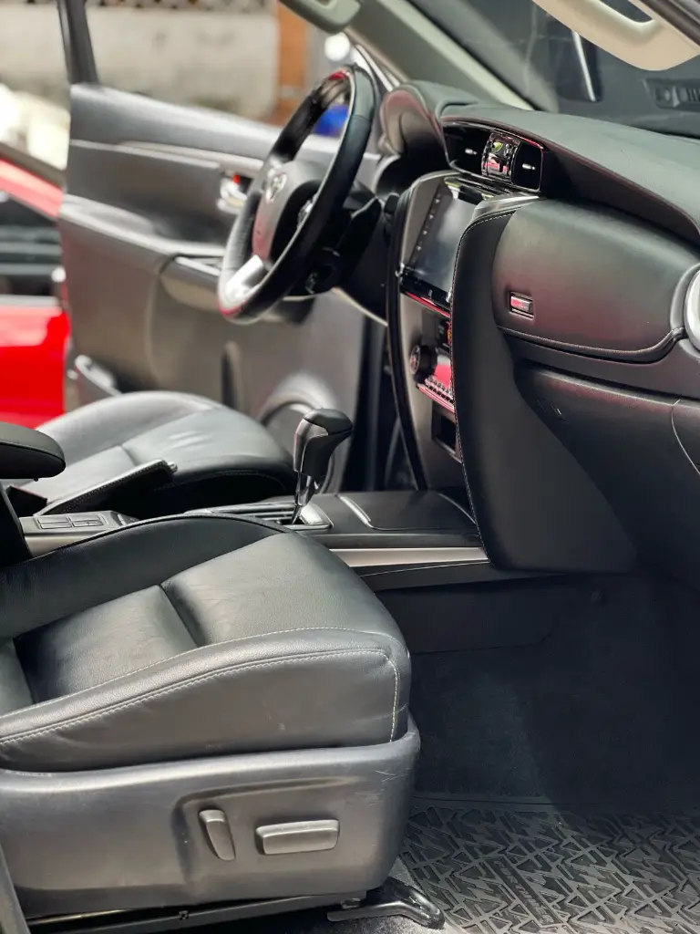 TOYOTA FORTUNER SRV 2.7 GASOLINA 2022 (10).webp