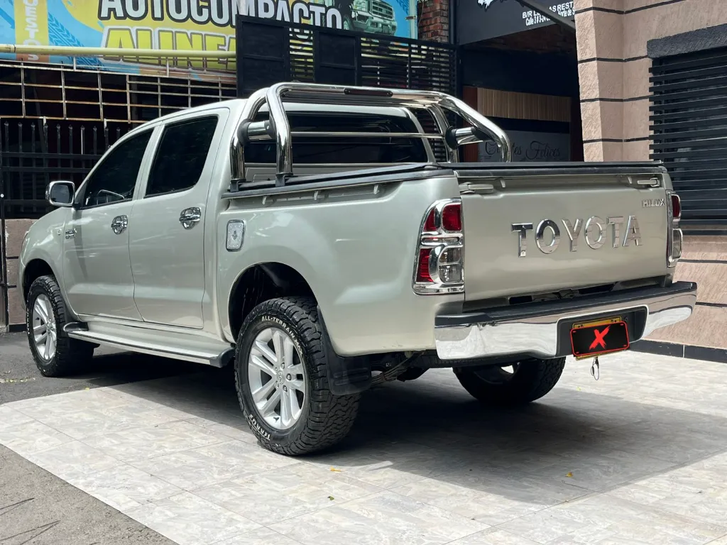 TOYOTA HILUX 4X2 2.7l MOD 2012  (4).webp
