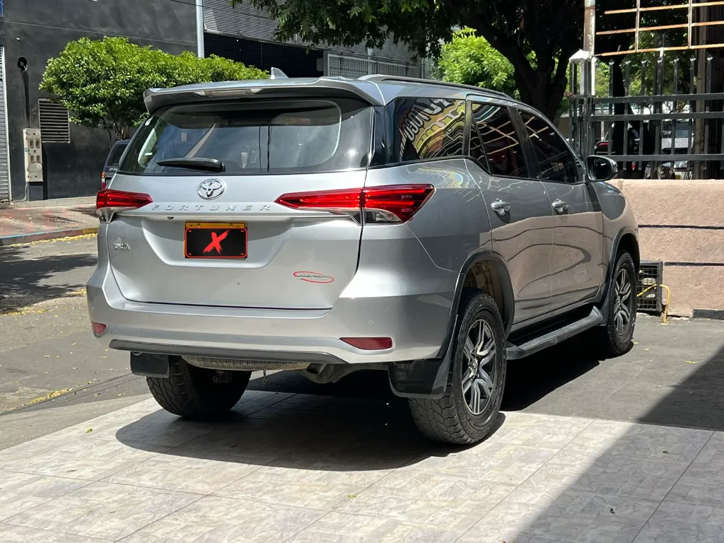 TOYOTA FORTUNER SR 2.4 DIÉSEL 2021 (6).webp