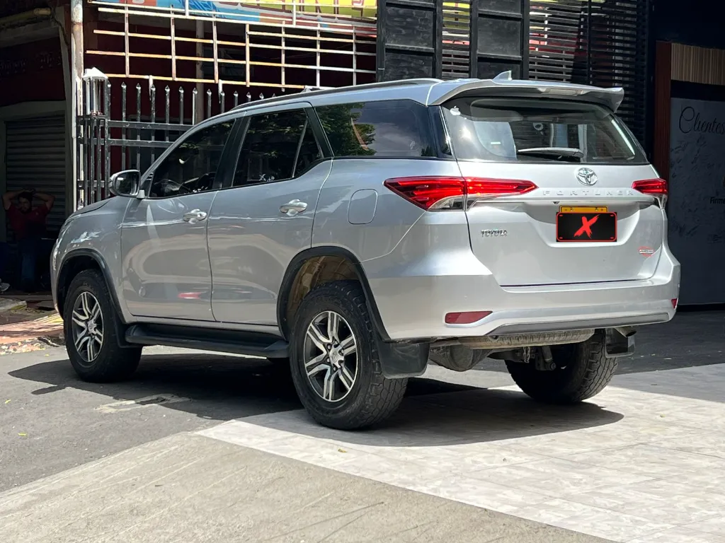 TOYOTA FORTUNER SR 2.4 DIÉSEL 2021 (4).webp