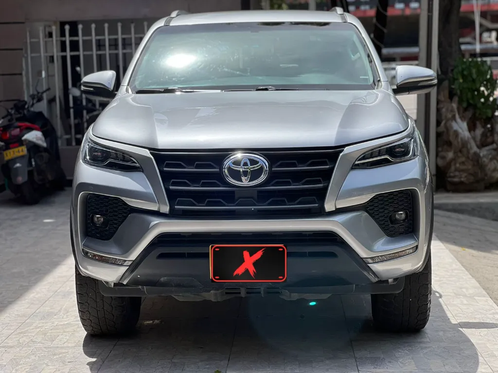 TOYOTA FORTUNER SR 2.4 DIÉSEL 2021 (2).webp