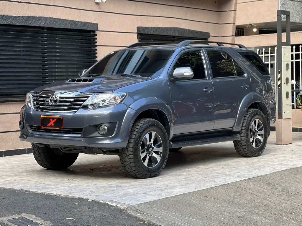 TOYOTA FORTUNER SRV 3.0 DIESEL 4X4 BLINDAJE 2+ 2014 (1).webp