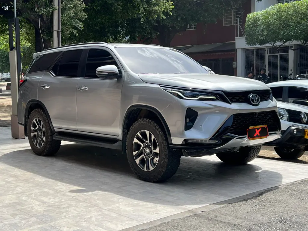TOYOTA FORTUNER SRV 2.8 DIESEL 4X4 BLINDAJE 2+ 2024 (3).webp