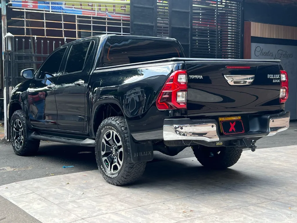 TOYOTA HILUX SRX 2.8 DIÉSEL AUT 4X4 2021 (4).webp