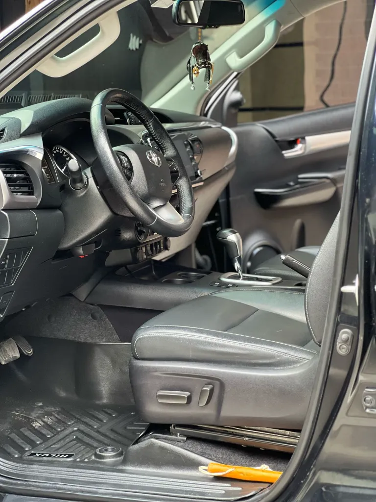 TOYOTA HILUX SRX 2.8 DIÉSEL AUT 4X4 2021 (9).webp