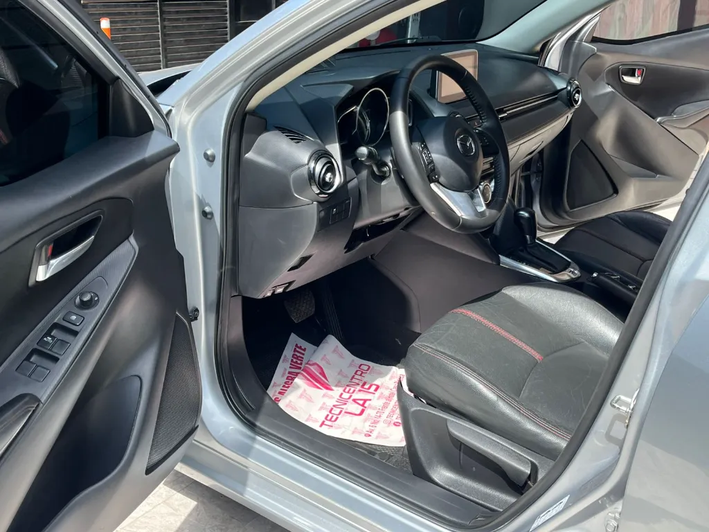 MAZDA 2 GRAND TOURING AUT 2017 (13).webp