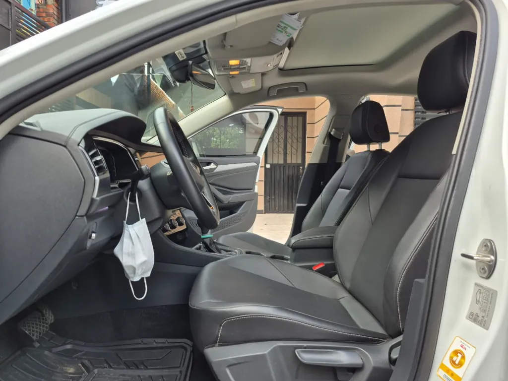 VOLKSWAGEN JETTA HIGHLINE 2023 (10).webp