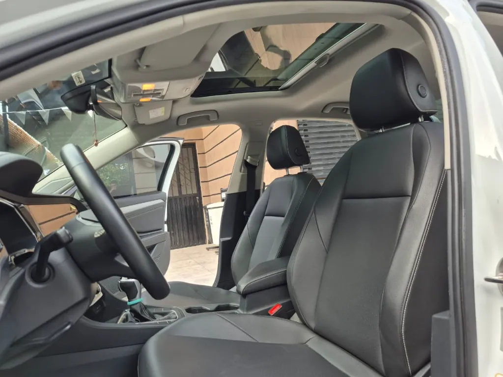 VOLKSWAGEN JETTA HIGHLINE 2023 (14).webp