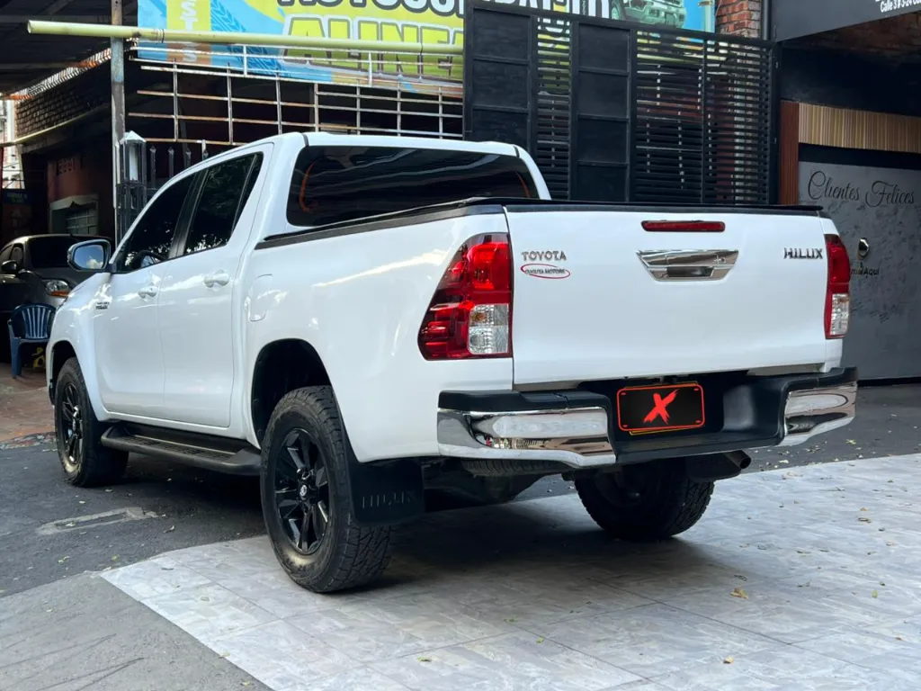 TOYOTA HILUX 2.7 GASOLINA 4X4 MT 2022  (4).webp