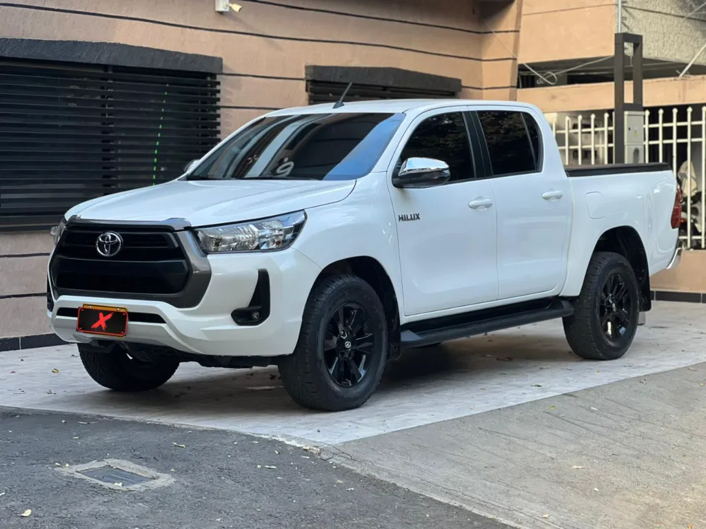 TOYOTA HILUX 2.7 GASOLINA 4X4 MT 2022  (1).webp