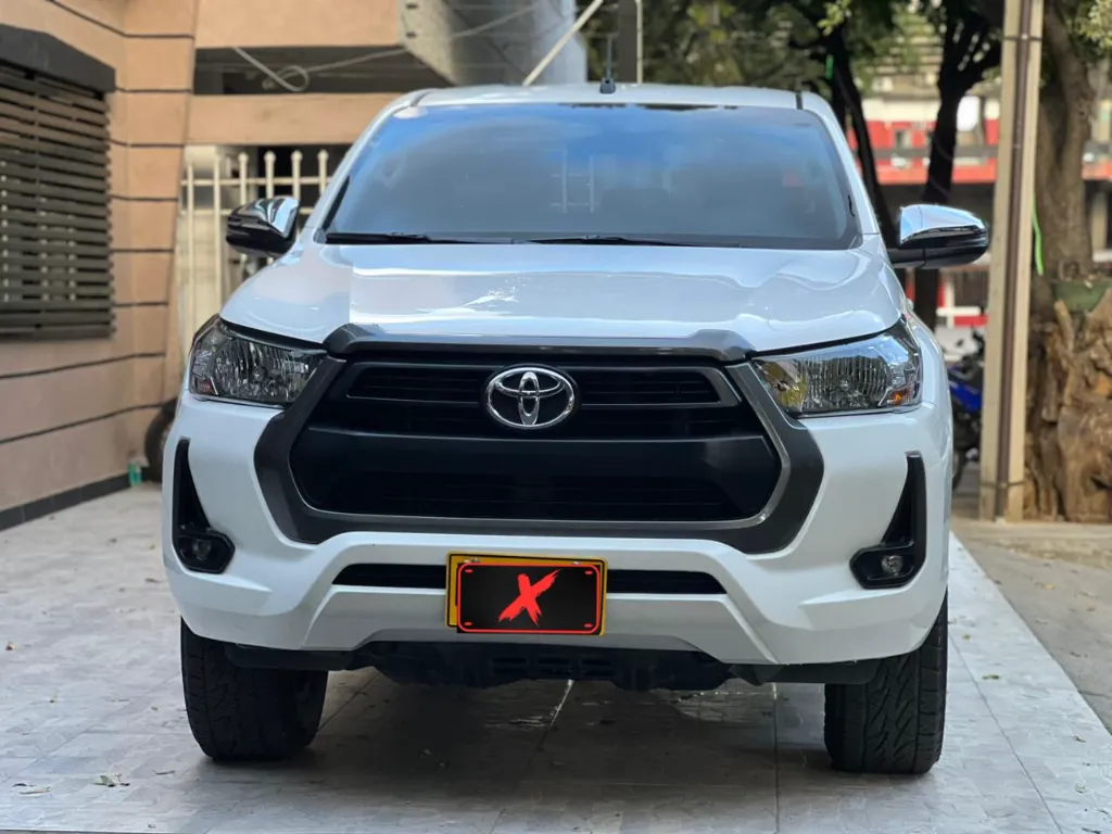 TOYOTA HILUX 2.7 GASOLINA 4X4 MT 2022  (2).webp