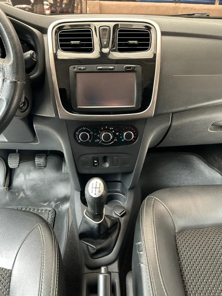 RENAULT LOGAN EXPRESSION 2018 MT (13).webp