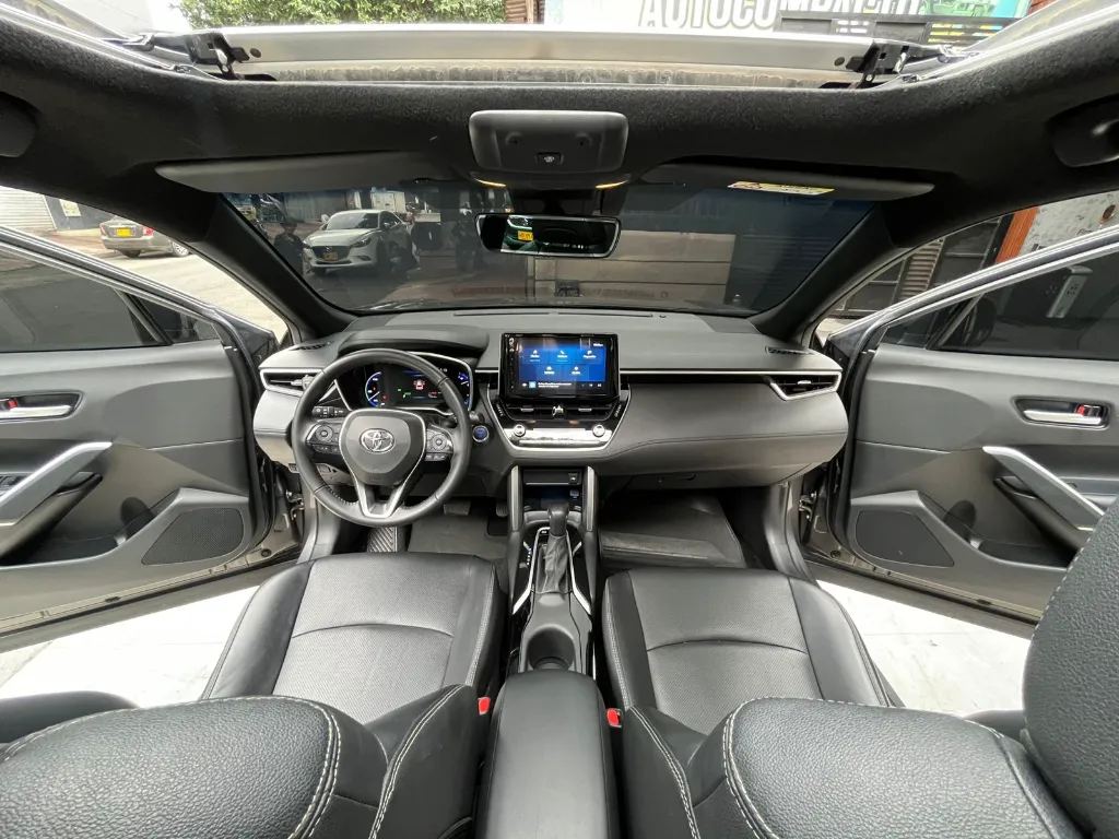 TOYOTA COROLLA CROSS SEG HYBRID 2023 (8).webp