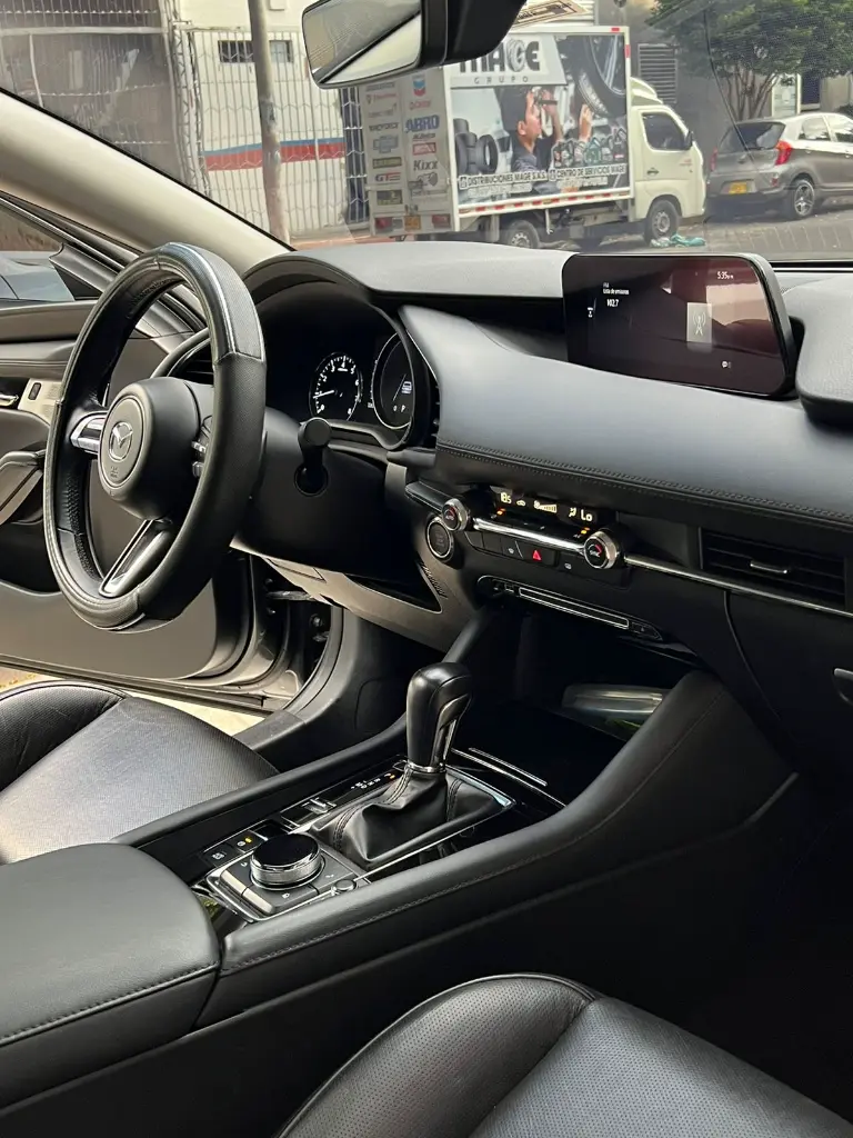 MAZDA 3 GRAND TOURING HIBRIDO 2023 (18).webp