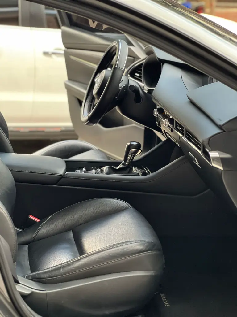 MAZDA 3 GRAND TOURING HIBRIDO 2023 (9).webp