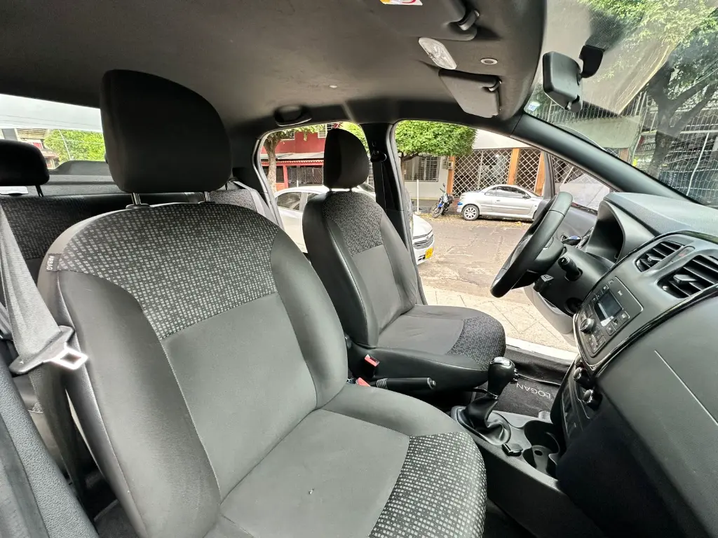 RENAULT LOGAN AUTOMÁTICO MOD 2022 (16).webp