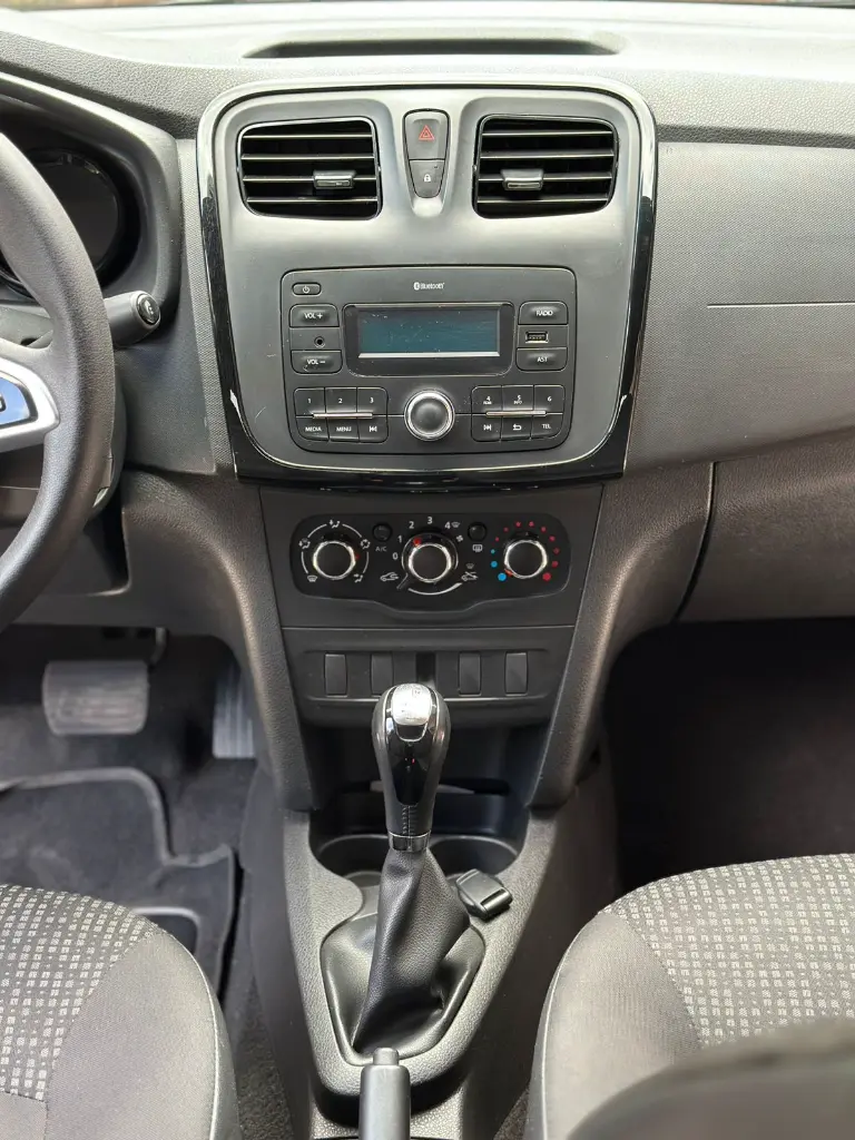 RENAULT LOGAN AUTOMÁTICO MOD 2022 (7).webp