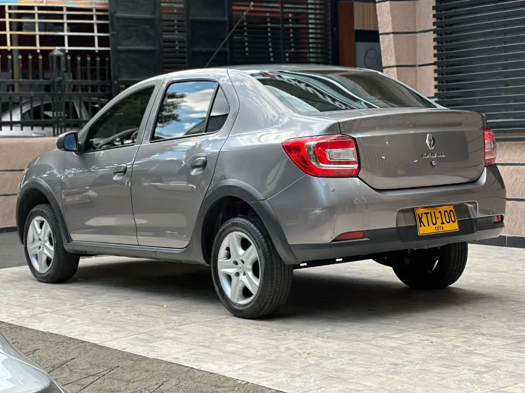 RENAULT LOGAN AUTOMÁTICO MOD 2022 (4).webp