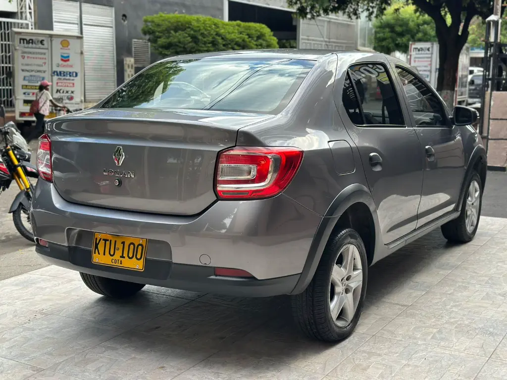RENAULT LOGAN AUTOMÁTICO MOD 2022 (6).webp